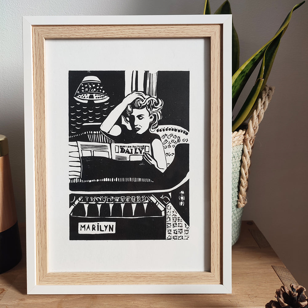 Linogravure "Marilyn lisant le daily"