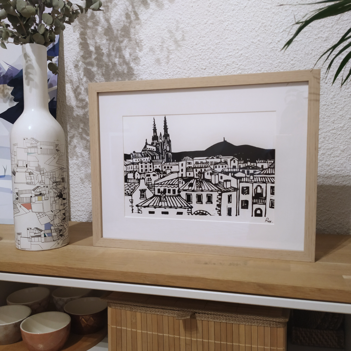 Représentation d'une vue de Clermont-Ferrand réalisée en linogravure et imprimée à l'encre sur papier.